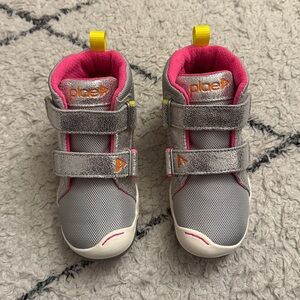 New in box - PLAE Max kids boot - metallic silver - kids size 10